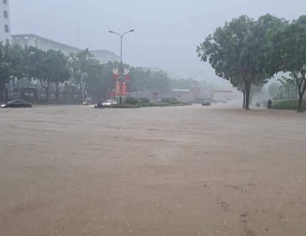 Nhiều khu vực ở TP Lào Cai ngập sâu sau mưa lớn