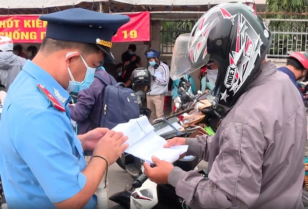 Lực lượng chức năng tỉnh Đồng Nai kiểm tra giấy xét nghiệm của những người từ TP. HCM