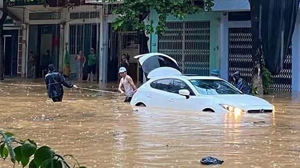 Ô tô trôi trên đường Lê Thanh sau mưa lớn (Ảnh người dân cung cấp)