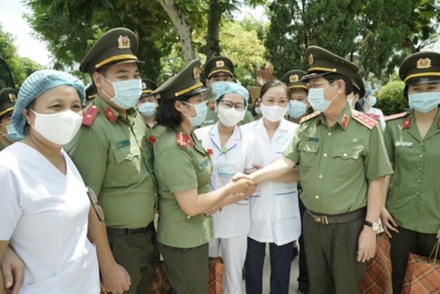 Thứ trưởng Nguyễn Văn Sơn chúc Đoàn công tác hoàn thành xuất sắc nhiệm vụ trong đợt ra quân lần này.