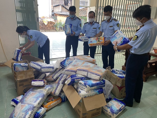 Yên Bái: Tịch thu hàng trăm bịch bỉm trẻ em vi phạm các quy định về hàng hóa