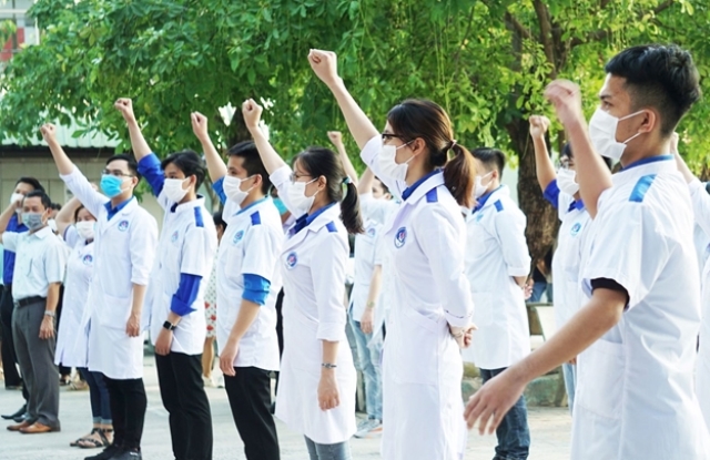 Đoàn y bác sỹ, sinh viên Trường Đại học Kỹ thuật Y Dược Đà Nẵng thể hiện quyết tâm lên đường chi viện Phú Yên chống dịch Covid-19