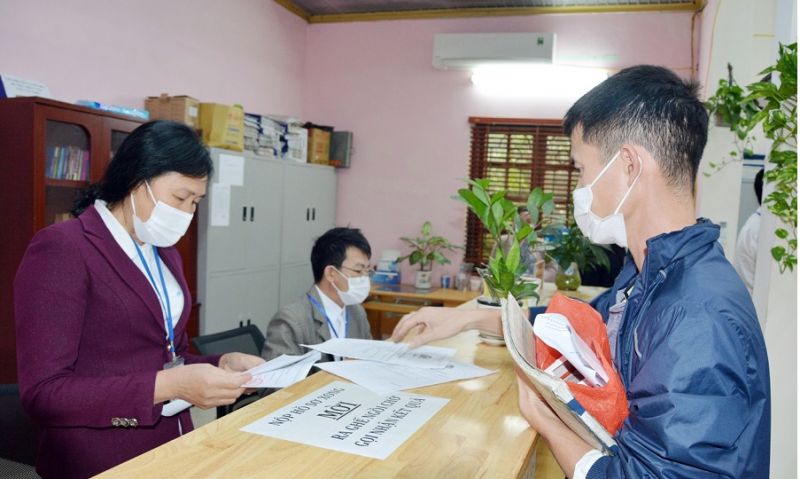 Người dân thực hiện TTHC tại Bộ phận một cửa xã Phương Liễu, huyện Quế Võ.