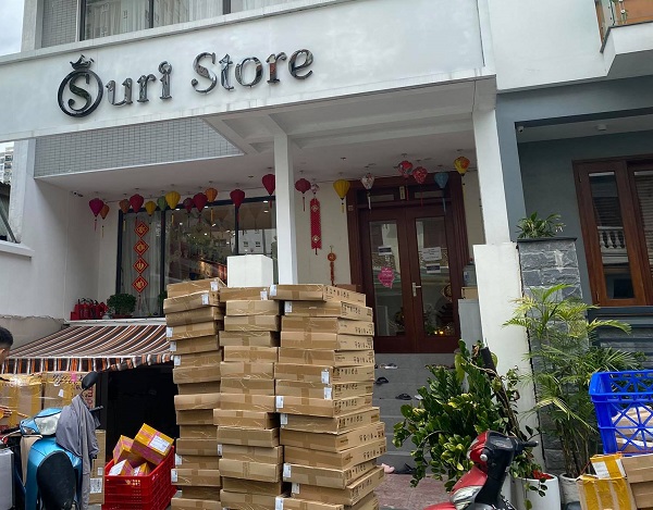 Chuỗi cửa hàng Suri Store bán sản phẩm không có nhãn phụ tiếng Việt, xuất xứ hàng hóa, có đảm bảo?