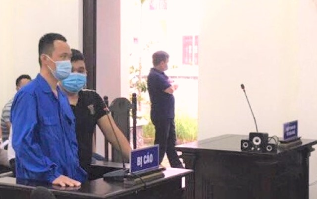 Hai bị cáo chống người thi hành công vụ tại Tòa án nhân dân huyện Hòa Vang.
