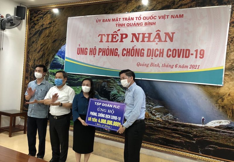 FLC tiếp tục ủng hộ Quảng Bình 4 tỷ đồng tiền mặt phòng chống Covid - 19