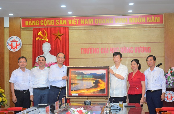 Lãnh đạo Trường Đại học Thủy Lợi trao tặng bức tranh “Đêm Thủy điện Sơn La” cho Lãnh đạo Trường Đại học Hùng Vương