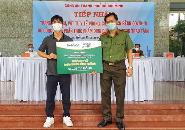 Đại diện Qũy Phát triển Tài năng Việt – cầu thủ Công Phượng trao bảng tượng trưng quà tặng cho lãnh đạo Công an TP. HCM