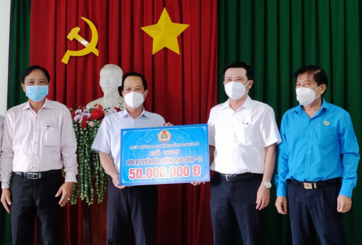 Long An: Phó Bí thư Thường trực Tỉnh ủy thăm hỏi, động viên lực lượng tuyến đầu chống dịch Covid-19