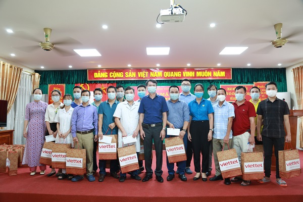 Lãnh đạo Sở Y tế tặng quà các y, bác sỹ tham gia đoàn công tác hỗ trợ tỉnh Bắc Giang phòng, chống dịch Covid-19.