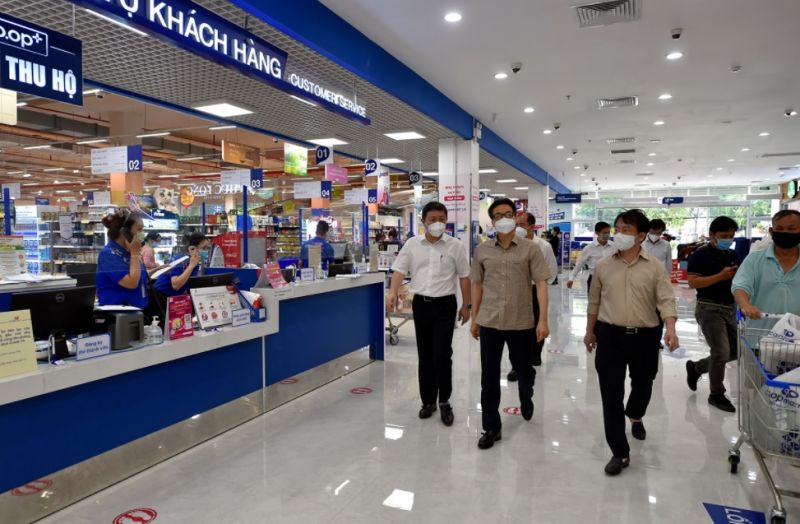 Phó Thủ tướng Vũ Đức Đam kiểm tra BV dã chiến, khu phong toả, siêu thị tại TPHCM