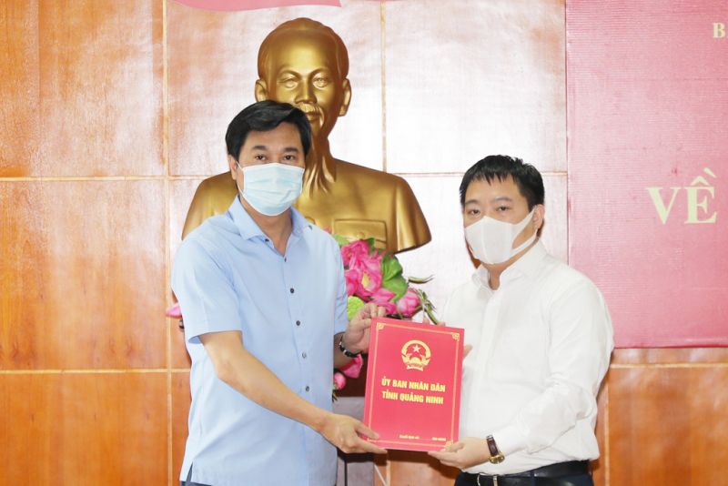 Ông Nguyễn Tường Văn, Phó Bí thư Tỉnh ủy, Chủ tịch UBND tỉnh trao Quyết định bổ nhiệm có thời hạn đối với ông Hoàng Trung Kiên, Trưởng Ban Quản lý KKT Quảng Ninh