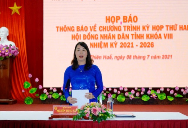 Bà Nguyễn Thị Ái Vấn- PCT HĐND tỉnh chủ trì buổi họp báo