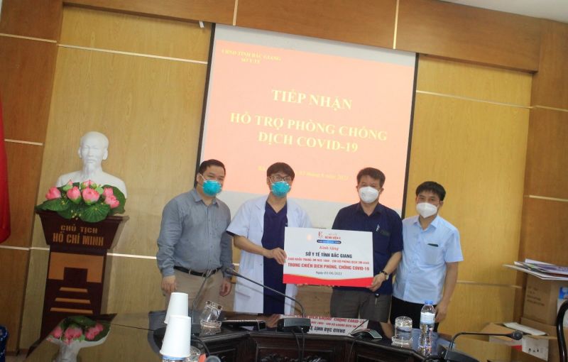 Đoàn công tác hỗ trợ trang thiết bị y tế cho Tỉnh Bắc Giang.