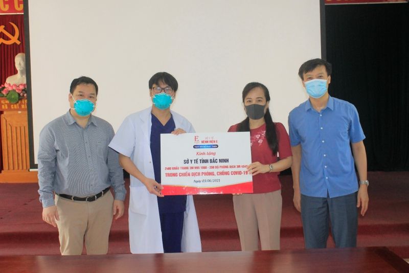 Đoàn công tác hỗ trợ trang thiết bị y tế cho Tỉnh Bắc Ninh.