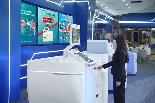 Khách hàng giao dịch tại hệ thống máy STM của Kienlongbank