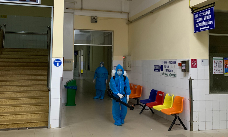 Phun khử khuẩn Bệnh viện Đa khoa Lâm Đồng ngay sau khi phát hiện 3 ca mắc Covid-19