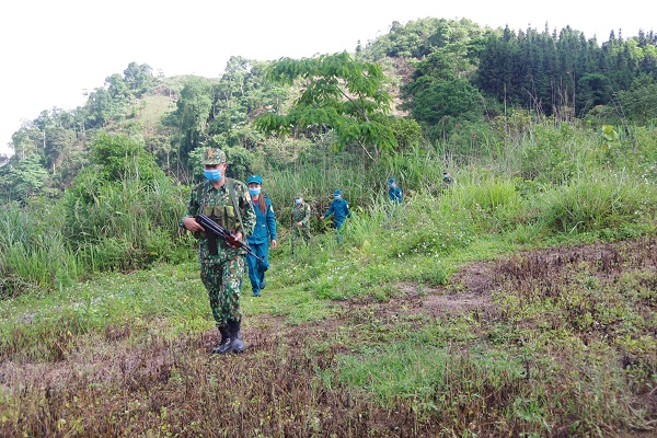 BĐBP phối hợp với dân quân tuần tra bảo vệ biên giới.