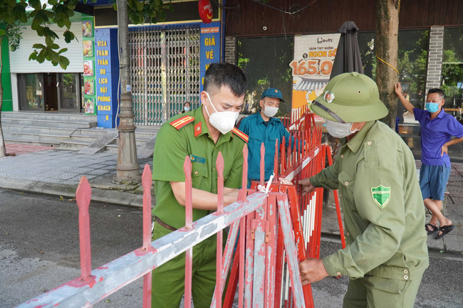 Lực lượng chức năng lập chốt kiểm soát dịch bệnh COVID-19 tại khu vực trường Cao đẳng Sư phạm, thành phố Bắc Ninh
