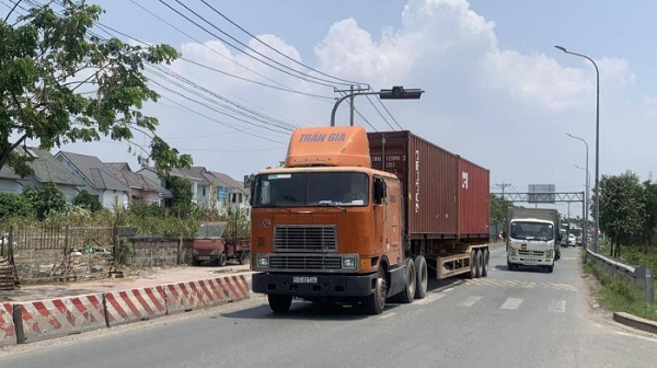 Xe tải vận chuyển hàng hóa thiết yếu, phục vụ sản xuất kinh doanh đến các cảng vẫn được lưu thông khi TP.HCM áp dụng Chỉ thị 16