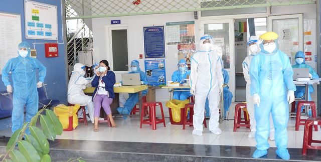 Lấy mẫu xét nghiệm Covid-19 cho người dân tại TP.Đà Nẵng.