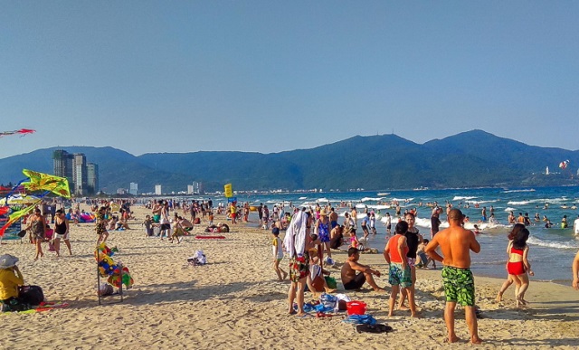 Đà Nẵng: Cho phép người dân tắm biển trở lại từ ngày 10/7