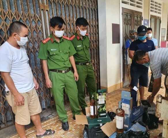 Quảng Trị: Bắt giữ xe ô tô vận chuyển 1.600 chai rượu ngoại nhập lậu tiền tỷ