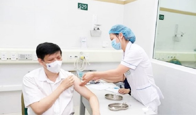 Bộ trưởng Bộ Y tế Nguyễn Thanh Long tiêm vắc xin phòng Covid-19