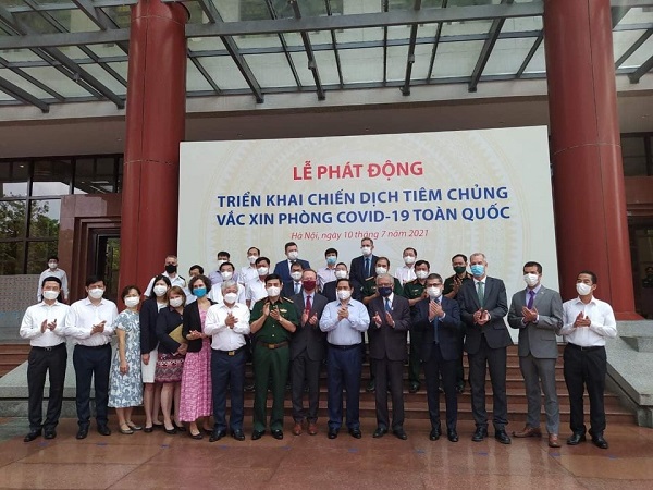 Thủ tướng Phạm Minh Chính và đại biểu, đại diện các tổ chức quốc tế tham dự Lễ phát động triển khai Chiến dịch tiêm chủng vaccine phòng Covid-19 toàn quốc