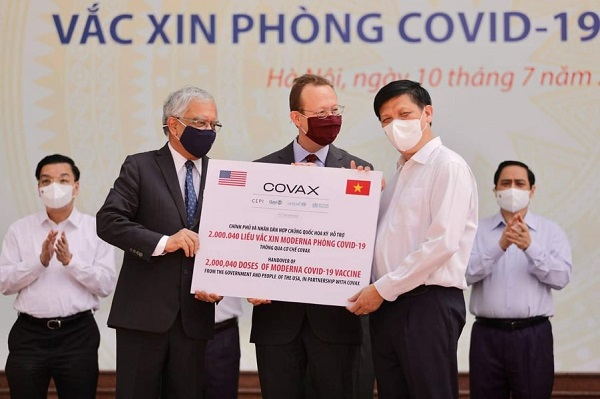 Ông Kamal Malhotra (bên trái), Điều phối viên Thường trú Liên hợp quốc tại Việt Nam trao 2.000.040 liều vaccine Moderna phòng Covid-19 của Hoa Kỳ hỗ trợ thông qua cơ chế COVAXcho đại diện Việt Nam, Bộ trưởng Bộ Y tế Nguyễn Thanh Long