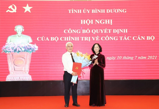 Trương Thị Mai trao quyết định và chúc mừng đồng chí Nguyễn Văn Lợi.