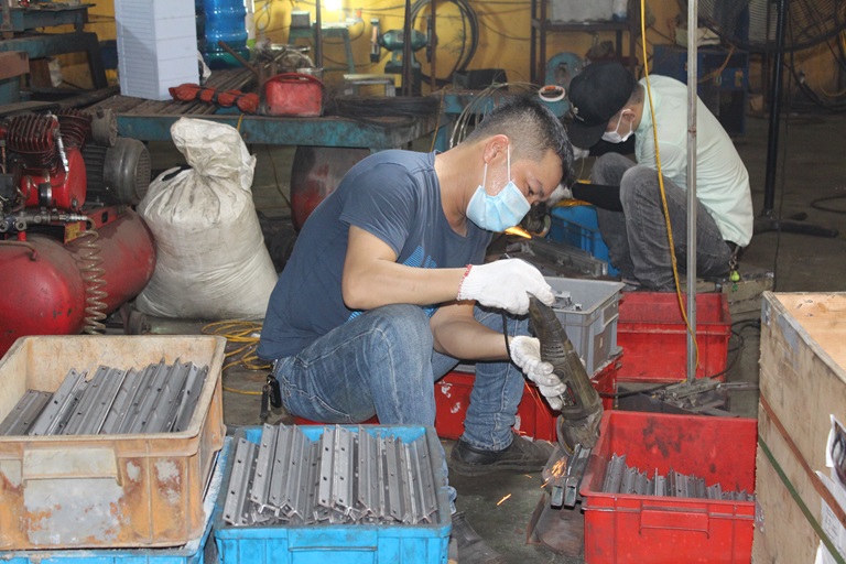 Công ty TNHH cơ khí Sông Phan, Khu KT – XH Tân Tiến, thị trấn Thổ Tang (Vĩnh Tường) đảm bảo việc làm cho gần 100 lao động với thu nhập ổn định từ 6 - 8 triệu đồng/người/tháng