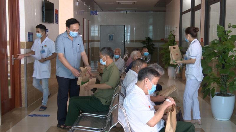 Bác sỹ chuyên khoa II Lê Anh Hải – Giám đốc Bệnh viện Phổi tỉnh Phú Thọ đã ân cần thăm hỏi sức khỏe, điều kiện sống của các đồng chí thương binh