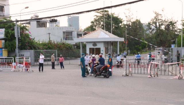 Lối vào Khu công nghiệp An Đồn (quận Sơn Trà, TP. Đà Nẵng) được dựng rào chắn