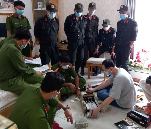 Vụ buôn lậu 51kg vàng: Thu giữ thêm 36kg vàng, 1,27 triệu USD