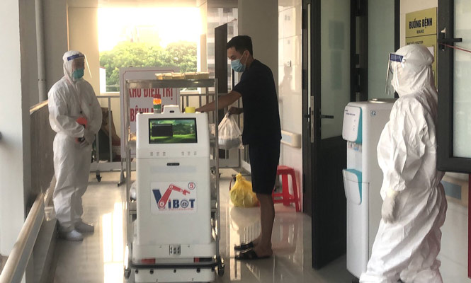 Robot vận chuyển đồ ăn, thuốc men, nhu yếu phẩm... để thay thế nhân viên y tế phục vụ trong các khu vực cách ly bệnh nhân Covid-19 của Việt Nam