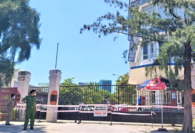 Lực lượng chức năng đ&atilde; phong tỏa trụ sở 2 c&ocirc;ng ty trong KCN An Đồn để ph&ograve;ng dịch