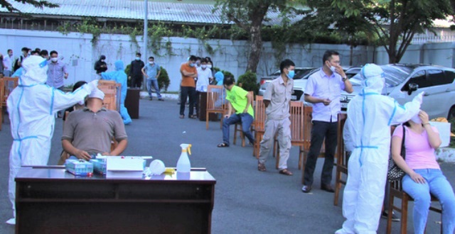 Nh&acirc;n vi&ecirc;n y tế lấy mẫu x&eacute;t nghiệm Covid-19 cho c&ocirc;ng nh&acirc;n l&agrave;m việc tại KCN An Đồn trong ng&agrave;y 11/7