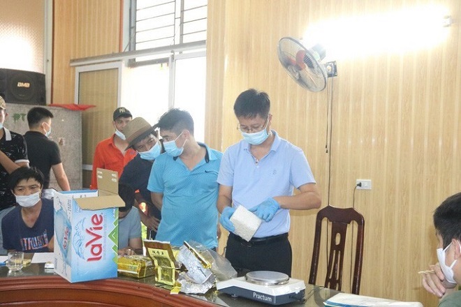 Cơ quan chức năng thực hiện gi&aacute;m định số ma t&uacute;y bị bắt giữ