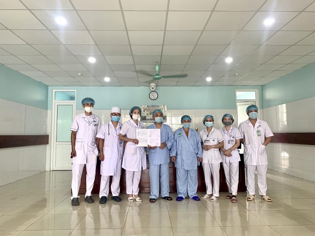 BsCKII Hán Thị Bích Hằng – Trưởng khoa Nội thận – Tiết niệu và các Điều dưỡng tham gia chăm sóc trao giấy ra viện cho bệnh nhân