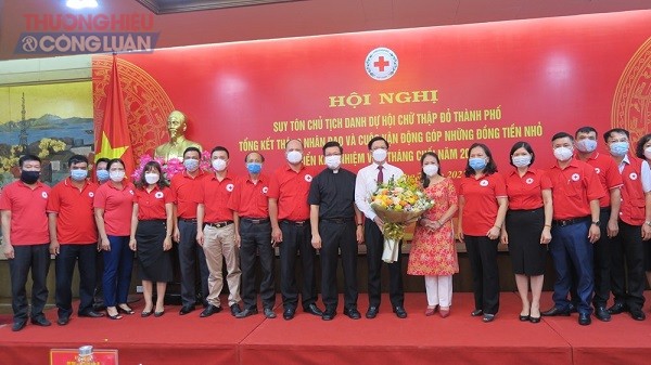 Cán bộ Hội Chữ thập đỏ thành phố chụp ảnh lưu niệm với các vị lãnh đạo