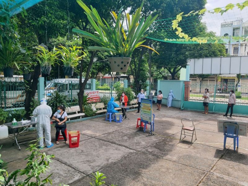Ảnh: Lấy mẫu xét nghiệm COVID-19 cho người dân tại Trạm Y tế phường Tân Sơn Nhì, quận Tân Phú (Nguyễn Thái Hiệp - Trung tâm Y tế quận Tân Phú)