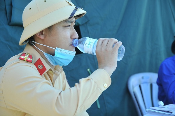 Phút nghỉ ngơi giữa trưa nắng gắt của chiến sĩ cảnh sát giao thông tại một chốt phong tỏa phòng chống dịch trên đại bàn tỉnh Nghệ An