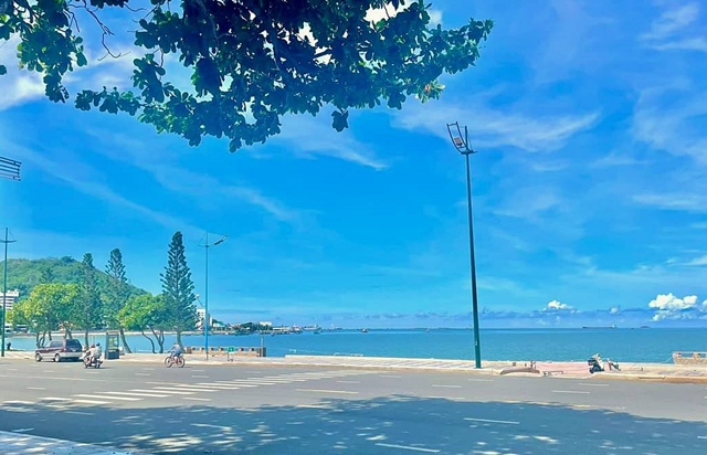 Một góc bờ biển Bãi Trước, Vũng Tàu vắng trong mùa dịch, nhất là khi chính quyền địa phương ngưng hoạt động tắm biển.