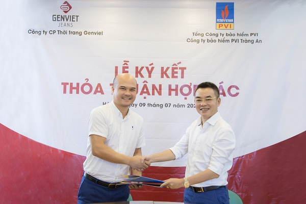 Ông Nguyễn Quang Vinh - Giám đốc công ty bảo hiểm PVI Tràng An (trái) và Ông Nguyễn Huy Dũng – Chủ tịch công ty CP Thời trang Genviet (phải) ký kết thỏa thuận hợp tác giữa hai doanh nghiệp