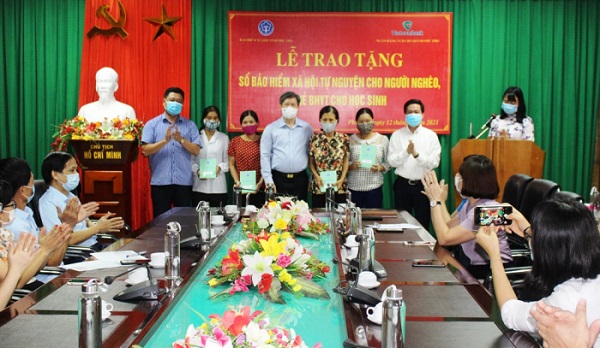 Lãnh đạo BHXH tỉnh, Đảng ủy Khối các cơ quan tỉnh, Vietcombank chi nhánh tỉnh Phú Thọ trao tặng sổ BHXH cho các hộ nghèo