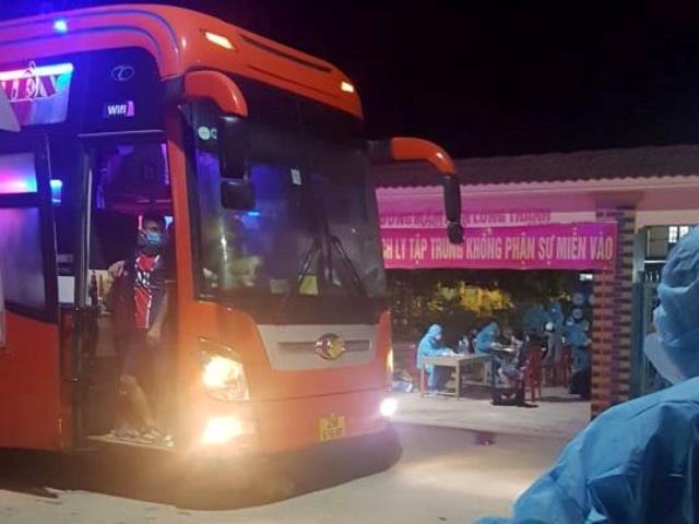 16 hành khách do nhà xe San Hiền chở về từ TP Hồ Chí Minh được đưa về Trường Mầm non xã Long Thành (Yên Thành). Ngay trong đêm, cơ quan y tế đã lấy mẫu xét nghiệp Covid-19 cho 20 người về từ vùng dịch