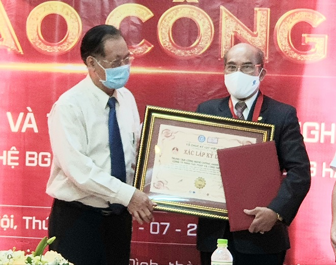 PGS. TS Nguyễn Minh Vỹ, Giám đốc Trung tâm công nghệ chống giả Việt Nam (bìa phải) nhận Chứng nhận