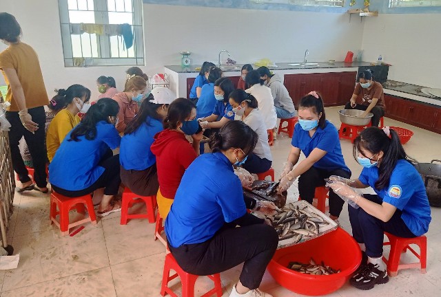 Sinh viên Huế đang chế biến thức ăn gửi vào TP Hồ Chí Minh