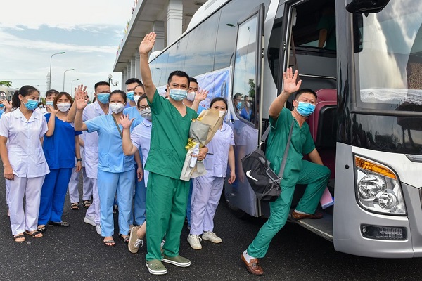 Hơn 100 bác sĩ, điều dưỡng Hải Phòng lên đường đến sân bay Nội Bài để bay vào TP.HCM